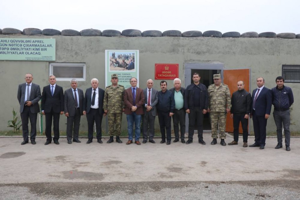 Bir qrup ziyalı cəbhə bölgəsində olub