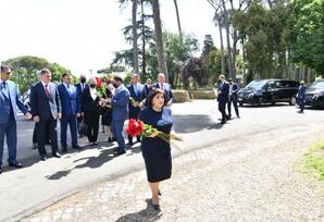 Milli Məclis sədri Romada Nizami Gəncəvinin abidəsini ziyarət edib