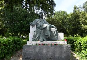 Milli Məclis sədri Romada Nizami Gəncəvinin abidəsini ziyarət edib