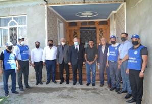 YAP Şəmkir rayon təşkilatının fəalları şəhid ailələrini ziyarət ediblər - FOTOLAR