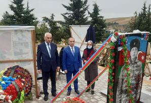 YAP Şamaxı rayon təşkilatının aparat işçiləri şəhidin il mərasimində iştirak ediblər - FOTOLAR