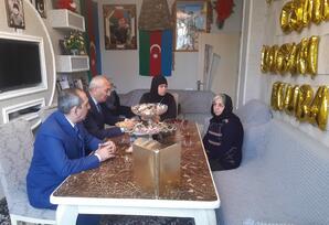YAP Şamaxı rayon təşkilatının aparat işçiləri şəhidin il mərasimində iştirak ediblər - FOTOLAR