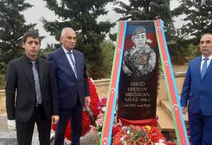 YAP Şamaxı rayon təşkilatının aparat işçiləri şəhidin il mərasimində iştirak ediblər - FOTOLAR