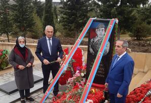 YAP Şamaxı rayon təşkilatının aparat işçiləri şəhidin il mərasimində iştirak ediblər - FOTOLAR