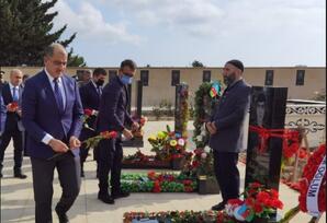 YAP Suraxanı rayon təşkilatının nümayəndələri şəhidin ildönümü mərasimində iştirak ediblər ANIM
