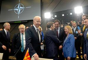 NATO ölkələri liderlərinin fövqəladə iclası başlayıb - FOTOLAR