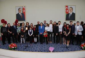 Bir səsin sehrində Portret cizgiləri