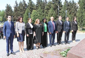 “Heydər Əliyev dövlət qadın və gənclər siyasətinin müəllifidir” mövzusunda konfrans keçirilib - FOTOLAR