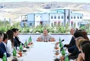 Preziden və Birinci xanım “Ağıllı kənd” layihəsinin açılış mərasimində iştirak ediblər - FOTOLAR - YENİLƏNİB