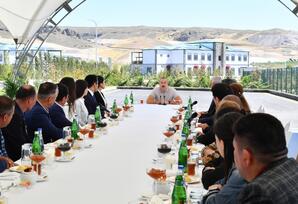 Preziden və Birinci xanım “Ağıllı kənd” layihəsinin açılış mərasimində iştirak ediblər - FOTOLAR - YENİLƏNİB