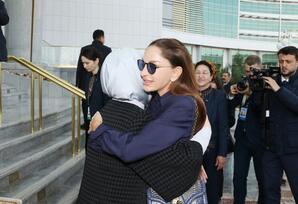 Mehriban Əliyeva təsviri və dekorativ sənət əsərlərindən ibarət sərgilərlə tanış olub