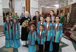 Mehriban Əliyeva təsviri və dekorativ sənət əsərlərindən ibarət sərgilərlə tanış olub