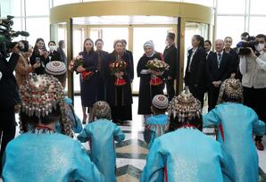 Mehriban Əliyeva təsviri və dekorativ sənət əsərlərindən ibarət sərgilərlə tanış olub
