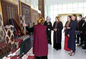 Mehriban Əliyeva təsviri və dekorativ sənət əsərlərindən ibarət sərgilərlə tanış olub
