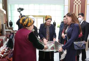 Mehriban Əliyeva təsviri və dekorativ sənət əsərlərindən ibarət sərgilərlə tanış olub