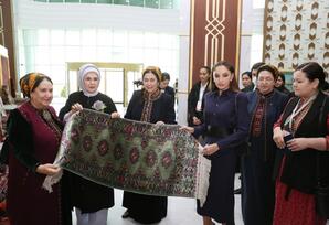 Mehriban Əliyeva təsviri və dekorativ sənət əsərlərindən ibarət sərgilərlə tanış olub