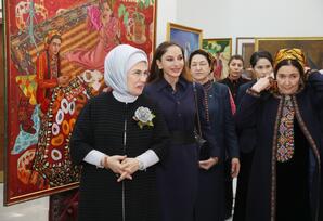 Mehriban Əliyeva təsviri və dekorativ sənət əsərlərindən ibarət sərgilərlə tanış olub