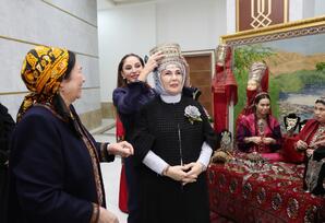 Mehriban Əliyeva təsviri və dekorativ sənət əsərlərindən ibarət sərgilərlə tanış olub