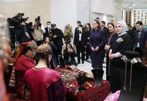 Mehriban Əliyeva təsviri və dekorativ sənət əsərlərindən ibarət sərgilərlə tanış olub