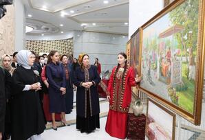 Mehriban Əliyeva təsviri və dekorativ sənət əsərlərindən ibarət sərgilərlə tanış olub