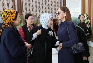 Mehriban Əliyeva təsviri və dekorativ sənət əsərlərindən ibarət sərgilərlə tanış olub