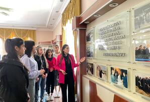 Ağcabədidə gənclər Heydər Əliyev Mərkəzini ziyarət etmişlər FOTOLAR