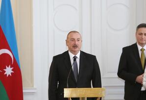 İlham Əliyev və Jelka Tsviyanoviç mətbuata bəyanatlarla çıxış ediblər