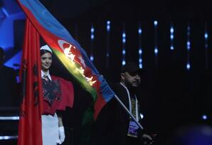 Bayraqları endirən, hey-hey, bay yurdum!