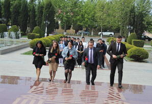 Gənc partiya fəalları Heydər Əliyev Mərkəzini ziyarət ediblər FOTOLAR