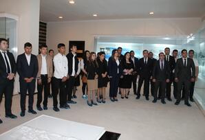 Gənc partiya fəalları Heydər Əliyev Mərkəzini ziyarət ediblər FOTOLAR