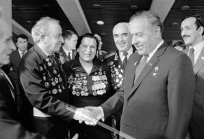 Heydər Əliyev və müharibə iştirakçıları: qayğı, diqqət, hörmət...