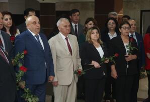 YAP Gəncə şəhər təşkilatında Ulu Öndərimiz Heydər Əliyevin büstünün açılışı olub FOTOLAR