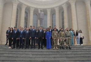 Gənc partiya fəalları Heydər Əliyev Mərkəzini ziyarət ediblər