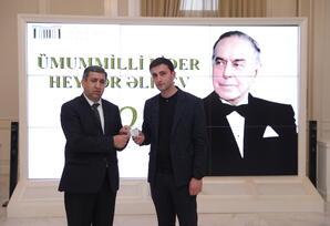Gənc partiya fəalları Heydər Əliyev Mərkəzini ziyarət ediblər