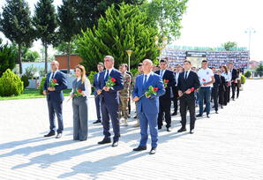 Gənc partiya fəalları Heydər Əliyev Mərkəzini ziyarət ediblər FOTOLAR