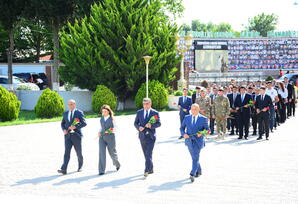 Gənc partiya fəalları Heydər Əliyev Mərkəzini ziyarət ediblər FOTOLAR