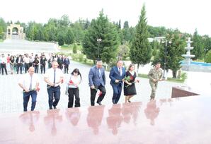 Göygöldə gənc partiya fəalları Heydər Əliyev Mərkəzini ziyarət ediblər FOTOLAR