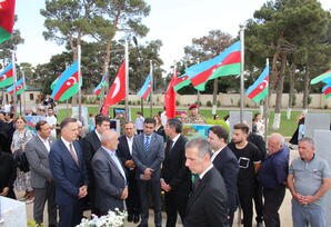 Yasamalda şəhid məzarları ziyarət olunub FOTOLAR