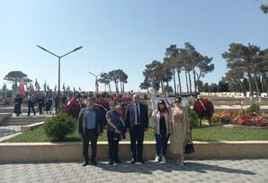 Anım Günü münasibəti ilə Şəhidlər Xiyabanına yürüş təşkil edilib FOTOLAR