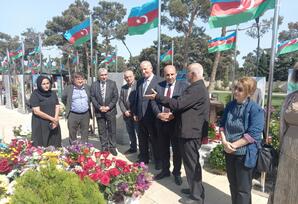 Anım Günü münasibəti ilə Şəhidlər Xiyabanına yürüş təşkil edilib FOTOLAR