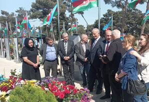 Anım Günü münasibəti ilə Şəhidlər Xiyabanına yürüş təşkil edilib FOTOLAR