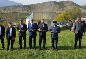 Gədəbəy rayonunda şəhidlərin məzarları ziyarət olunub FOTOLAR