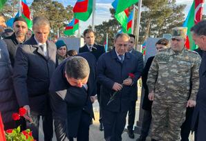 Yasamalda şəhid məzarları ziyarət olunub FOTOLAR