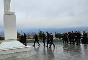Gədəbəydə Ulu Öndər Heydər Əliyevin abidəsi ziyarət olunub FOTOLAR