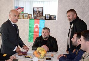 Şəhid Ramil Məmmədovun ailəsinə təltifləri təqdim edildi
