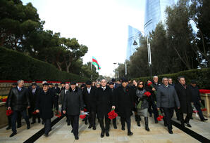 Yeni Azərbaycan Partiyasının nümayəndələri Şəhidlər Xiyabanını ziyarət ediblər - FOTOLAR