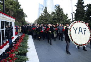 Yeni Azərbaycan Partiyasının nümayəndələri Şəhidlər Xiyabanını ziyarət ediblər - FOTOLAR