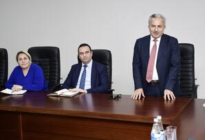 YAP Mərkəzi Aparatında “Yeni Azərbaycan” qəzetinin baş redaktoru Alqış Musayev ilə görüş keçirilib - FOTOLAR - VİDEO