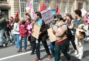 Parisdə müəllimlər də ayağa qalxdı: Makron hökümətinə qarşı etirazlar başlayıb!