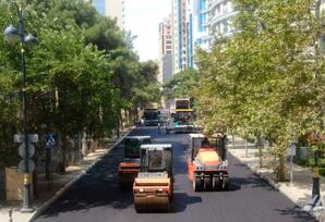 Bakının Zərifə Əliyeva küçəsində asfaltlanma işləri aparılır - FOTO/VİDEO